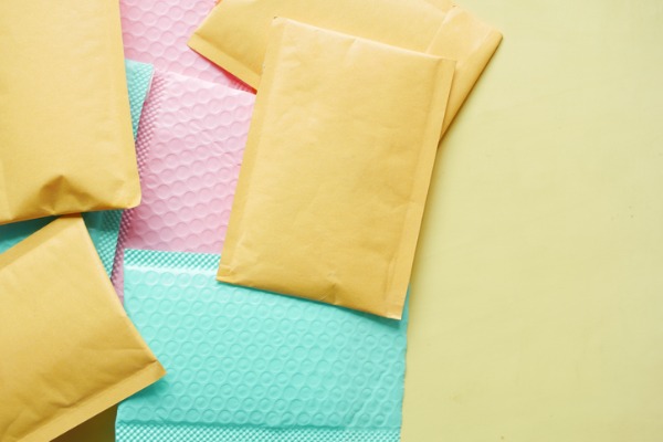 Padded Envelopes vs Bubble Mailers: Differences, Sizes & Cost